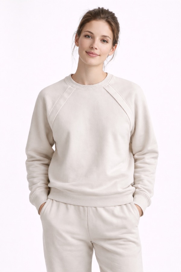 Mannequin femme portant le sweat MoeDCare crème - vêtement adapté aux soins médicaux avec accès port-à-cath