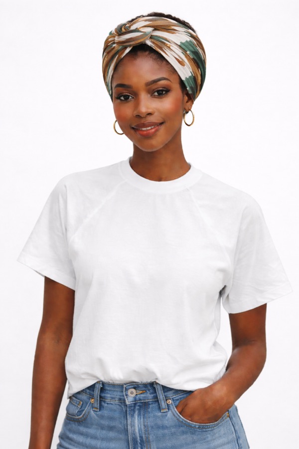 Mannequin femme avec foulard portant le T-shirt MoeDCare