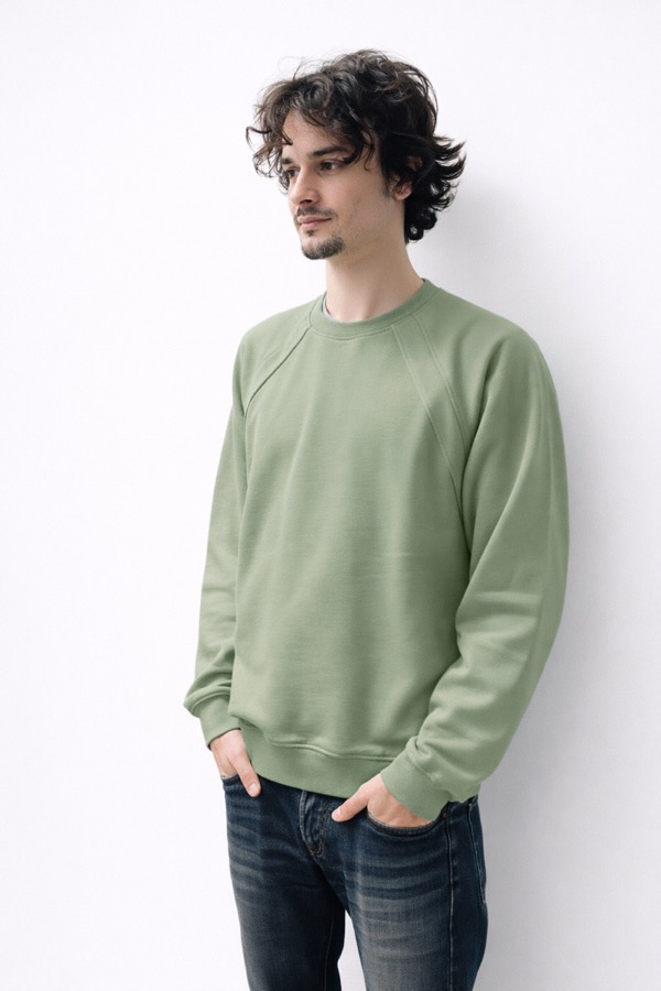 Modèle Yanay portant le sweat MoeDCare vert sauge