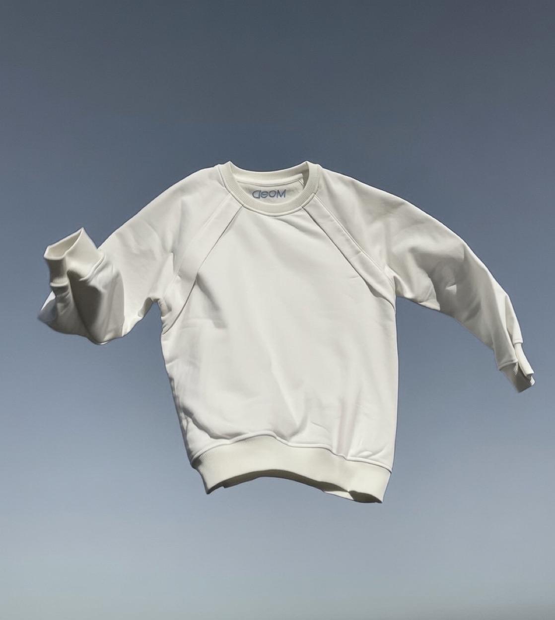 Sweat MoeDCare blanc flottant dans le ciel avec logo MoeD brodé